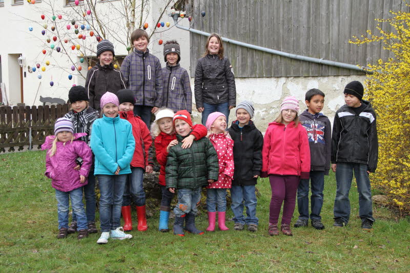 kinder vor osterbaum